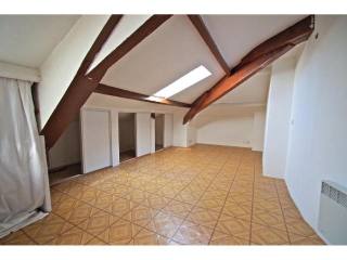 Quiet Loft Studio With Exposed Beam Work