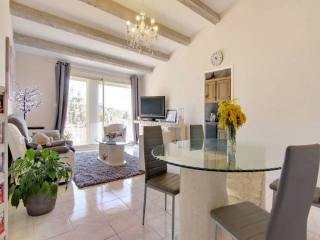 90 m2 upper floor apartment, walking..