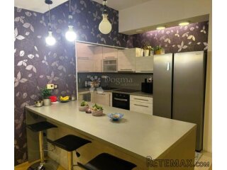 Cijeli kat, privatni ulaz, parking i 145 m² udobnosti!