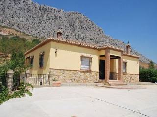 Villa - Quality built 4 bedroom, 2..