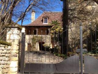 Attractive And Spacious Village House..