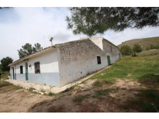 Massive country house between Pinoso..