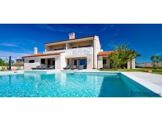 VRHUNSKA LUKSUZNA VILLA U PRIRODI