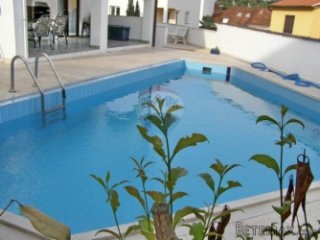 Kuća sa šest apartmana i bazenom
