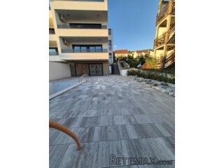 LUKSUZNI APP U NOVOGRADNJI 152m2 S BAZENOM I OKUĆNICOM 180m2