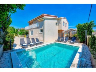 Villa s bazenom - 900 m od plaže