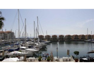 3 bed apartment in Queensway Quay