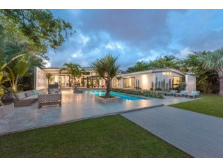 5 bedroom House For Sale: 2979 Flamingo..