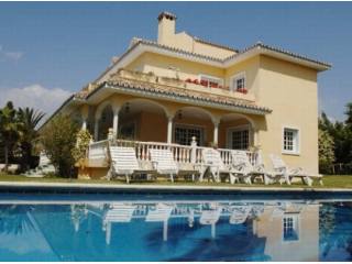 Villa for sale in Nueva Andalucia..