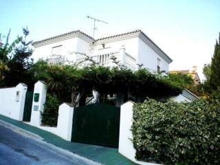 Villa - Spacious 3 bedroom, 2 bathroom..