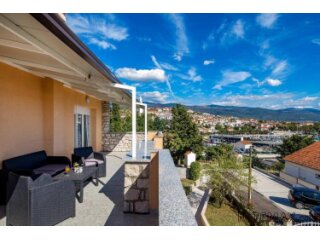 Novi Vinodolski, etaža kuće s dva stana 150 m od mora