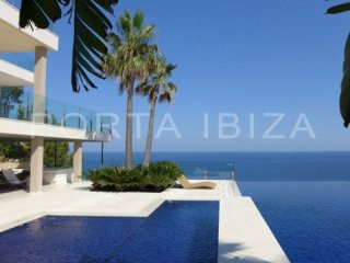 Gigantic property in Cala San Vincente..