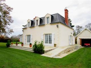 Lovely Riverside Home With Guest Cottage