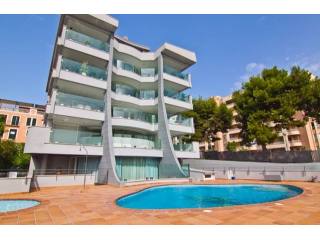 Large Renovated Apartment With Stunning..