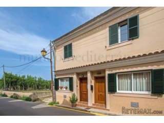 Excellent town house in the quiet charming village of..