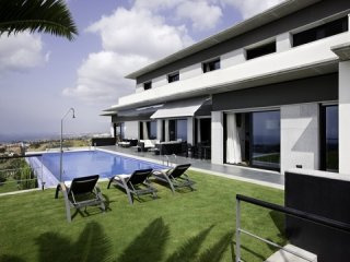 5 Bedroom Modern Villa For Sale..