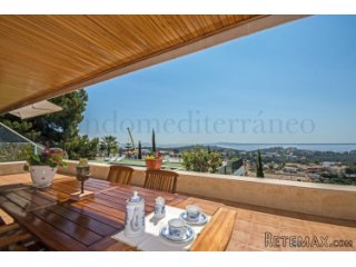 This luxurious ground floor property is located on the..