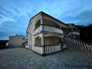 Apartmanska kuća s bazenom – 4 apartmana, 150 m od mora – ot
