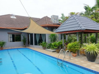 Spacious 4 bedroom, 4 bathroom pool..