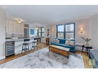 2 bedroom Apartment For Sale: 250 WEST..