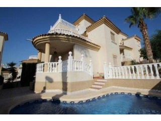 Detached villa with Pool in Villamartin..