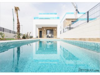 Benijofar is located just minutes from Rojales and Ciudad..