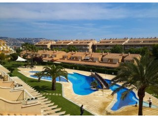 V1529 - Pretty 2 Bedroom Apartment, At..