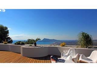 Luxury apartment with stunning sea views