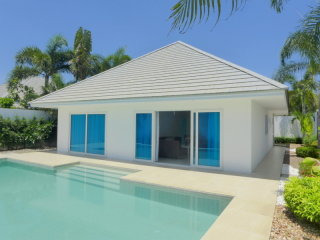 Modern 2 bed, 3 bath pool bungalow near..