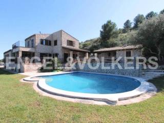 Beautiful country home with panoramic..