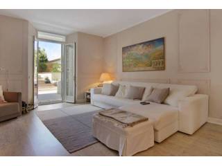 beautiful apartment with a small garden..