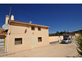 3 bedroom country house...walking..