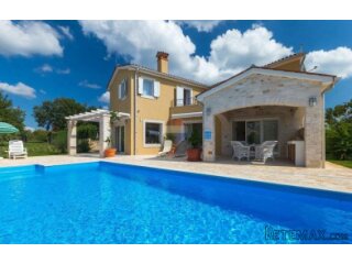 Istra, Sveti Lovreč - villa 200 m2, dvorište 537 m2, četiri
