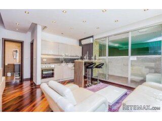 Apartman sa unutarnjim bazenom 10m od mora