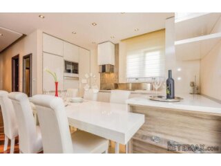 Apartman 10 metara od mora sa bazenom Crikvenica