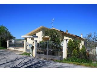 Stunning villa with a large plot of..