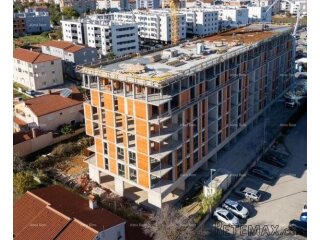 Pula! Višestambena, moderna zgrada s liftom, blizu centra...