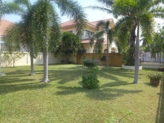4 bedroom house, large gardens, secure..