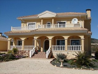 * STUNNING BRAND NEW COUNTRY VILLAS