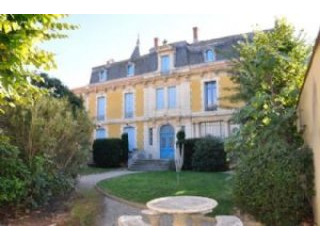 Dans un chateau, appartement a renover..