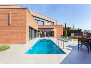 Modern detached house with luxury..