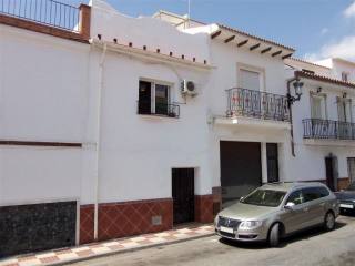 Town House - A refurbished 3 bedroom, 2..