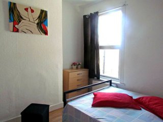 Single with double bed near Turnpike..