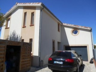 Well Renovated Town House With Pretty..