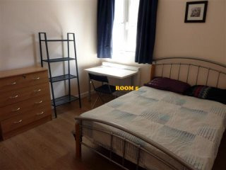 Single with double bed near Manor House..