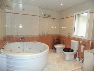 4 bedroom, 2 bathroom Apartment, (build..