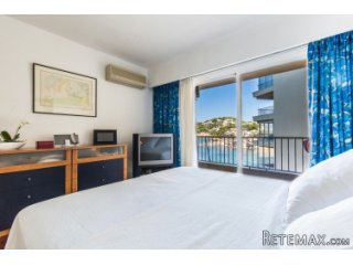 This is a unique frontline apartment located between Santa..