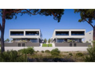 VODICE – Moderna dvojna kuća s bazenom i prostranom okućnico