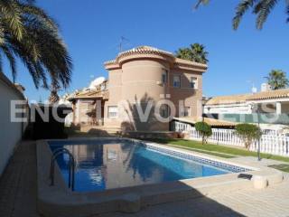 BEAUTIFUL VILLA WITH POOL.NEAR ZENIA..