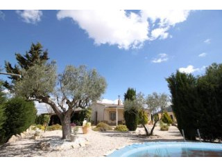 Villa with 2 guest houses, garage and..